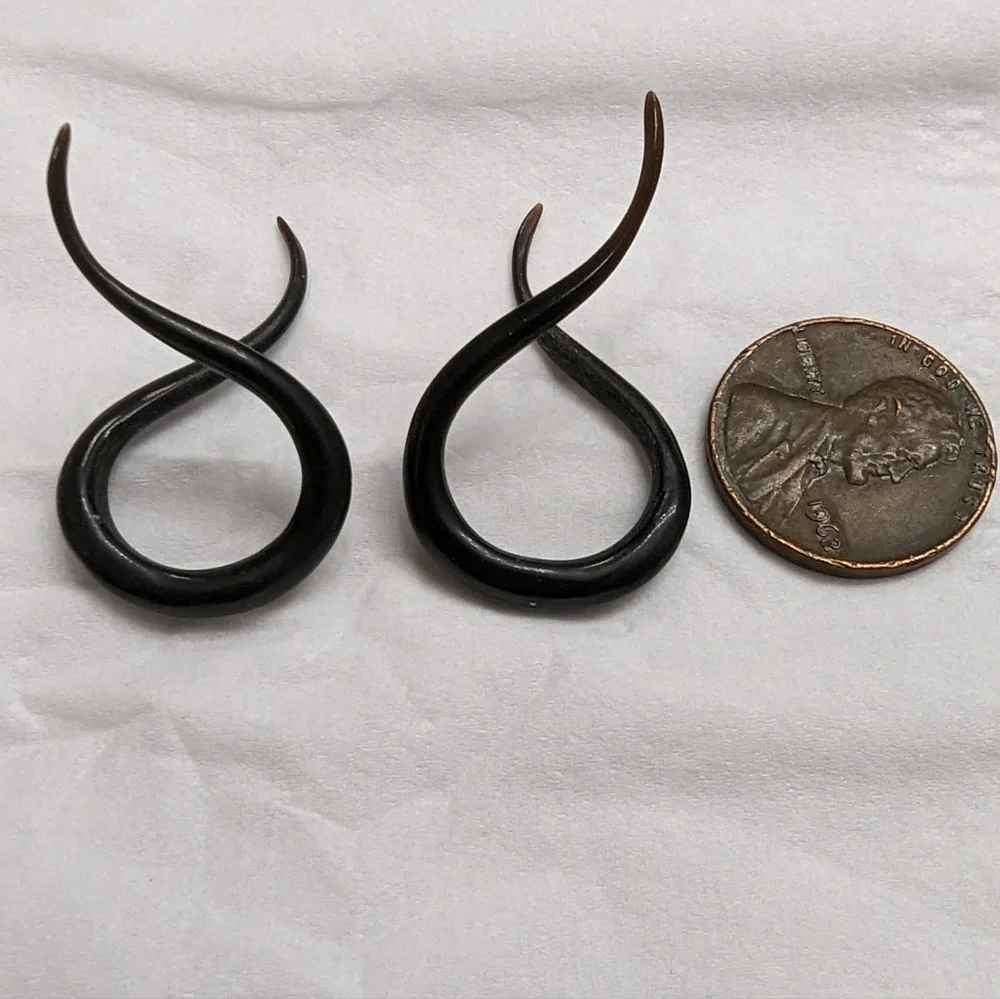 8g 1 pair of Black Bone 8(g) gauge earrings Barb shaped Hand Carved